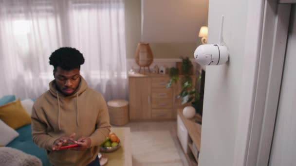 Afroameričan Dokončil Instalaci Bezpečnostní Kamery Člověk Nastaví Úhel Kamery Doma — Stock video