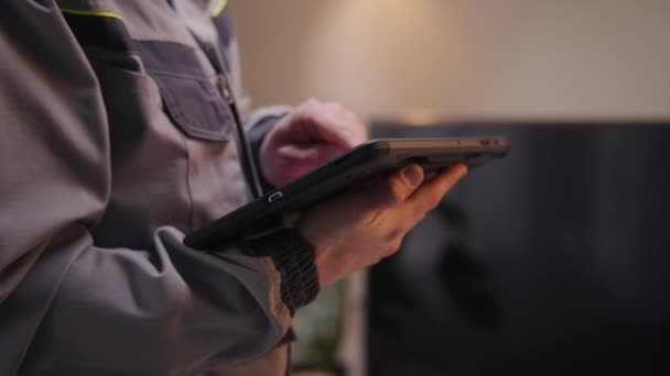 Close Shot Installer Sets Security Camera House Using Digital Tablet — Vídeo de Stock