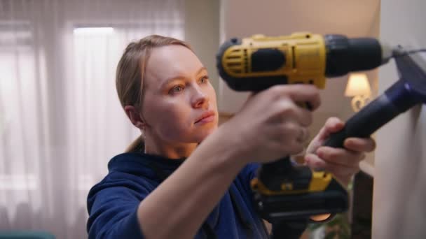 Reparadora Caucásica Perfora Agujero Pared Hormigón Con Máquina Perforación Mujer — Vídeo de stock