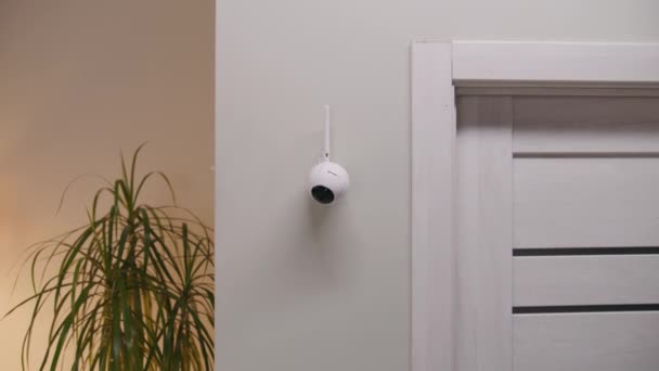 Dolly Shot Installed Security Camera Wall Modern Apartment Cctv Camera — 图库视频影像