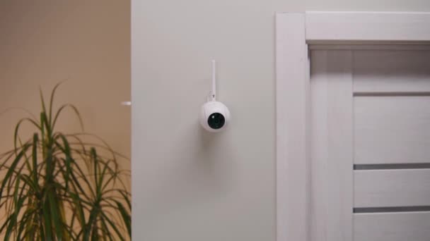 Долли Снимок Установленной Камеры Безопасности Стене Современной Квартире Камера Видеонаблюдения — стоковое видео