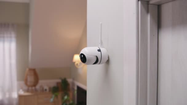 现代公寓墙上安装的监控摄像头的近照 带有麦克风和绿色指示器的闭路电视摄像机 监测系统 监视和个人隐私的概念 放大镜头 — 图库视频影像
