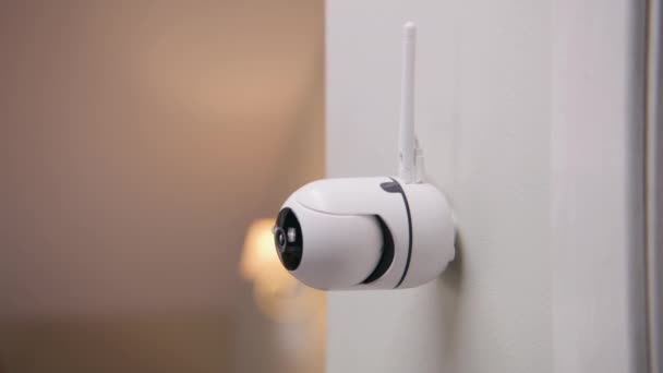 現代のアパートの壁に設置されたセキュリティカメラのショットを閉じます マイクと緑のインジケータ付きCctvカメラ 監視システム 監視および個人のプライバシーの概念 ドリーズーム — ストック動画