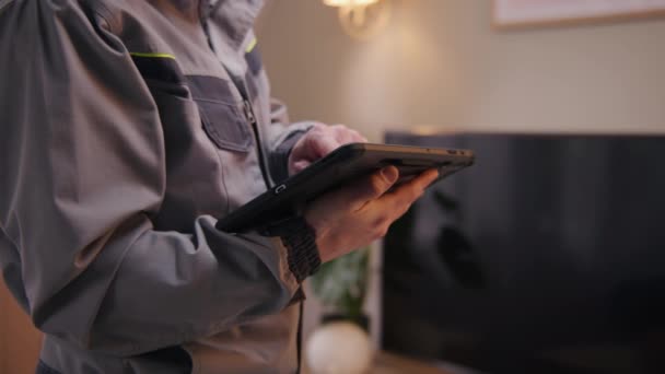 Instalador Masculino Uniforme Instala Cámara Seguridad Apartamento Usando Tableta Digital — Vídeo de stock