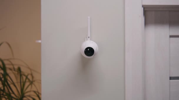 Zoom Fora Câmera Segurança Instalada Parede Apartamento Moderno Câmera Cctv — Vídeo de Stock