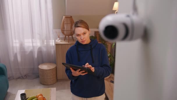 Biała Kobieta Instaluje Kamerę Kobieta Ustawia Kąt Kamery Domu Obraca — Wideo stockowe