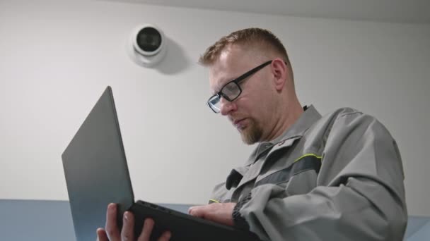 Installer Uniform Sets Security Camera Office Room Using Laptop Adult — Stock Video