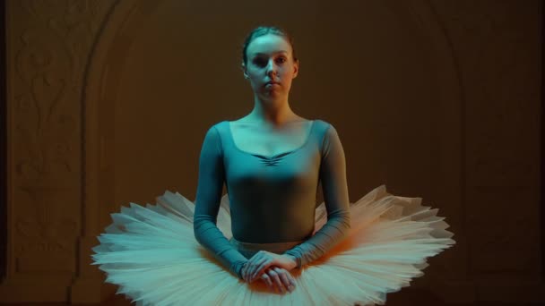 Filmfoto Graciös Ballerina Balettklänning Stående Teaterlobbyn Efter Koreografi Repetition Tittar — Stockvideo