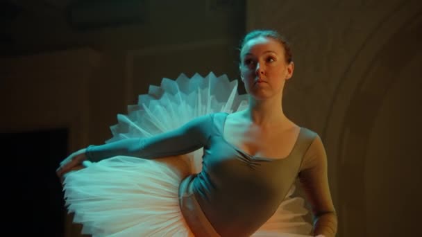Cinematografische Opname Van Prachtige Klassieke Balletdanseres Witte Tutu Jurk Theaterlobby — Stockvideo