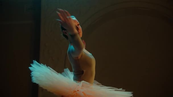Filmagem Cinematográfica Bela Dançarina Balé Clássico Vestido Tutu Branco Dançando — Vídeo de Stock