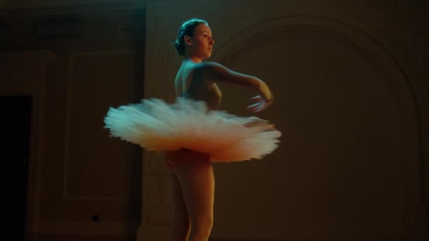 身着芭蕾舞裙的优雅芭蕾舞演员在昏暗的剧场舞台上表演的电影镜头 女芭蕾舞演员在歌剧中排练舞蹈 练习旋转动作 古典戏剧芭蕾 — 图库视频影像