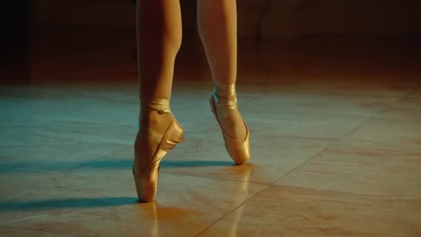 古典的なバレエダンサーの足のショットをポイントシューズで映画的なクローズアップ オペラの振付リハーサルで女性ダンサー プロのバレリーナ列車がショーを開始する前に移動します 優雅なバレエ芸術 — ストック動画