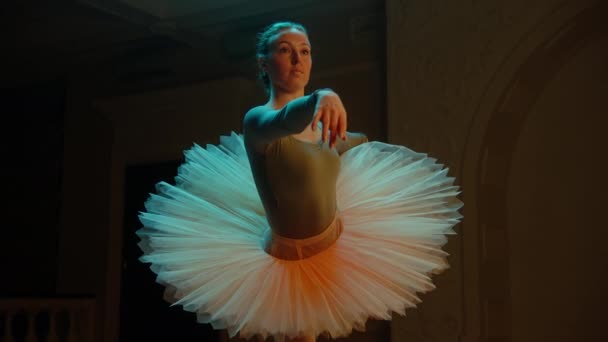Tiro Cinematográfico Bailarina Graciosa Tutu Balé Realizando Lobby Ópera Escura — Vídeo de Stock