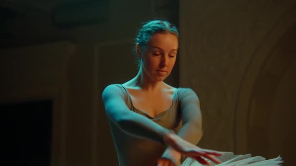 Cinematic Shot Van Prachtige Klassieke Ballet Danseres Witte Tutu Jurk — Stockvideo