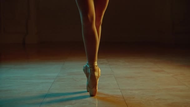 Cinemático Close Tiro Pés Dançarino Balé Gracioso Sapatos Pontiagudos Tutu — Vídeo de Stock