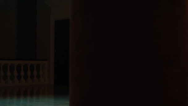 Кинематографический Снимок Балерины Белой Пачке Перед Театральным Представлением Балетная Танцовщица — стоковое видео