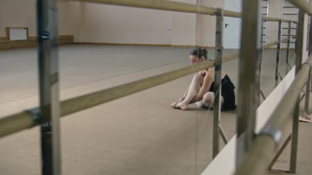 Dançarina Ballet Feminina Terno Treinamento Perto Balé Barre Estende Pernas — Vídeo de Stock