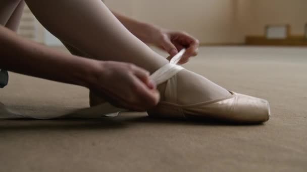 Close Shot Van Ballerina Het Uittrekken Van Haar Puntschoenen Stretching — Stockvideo