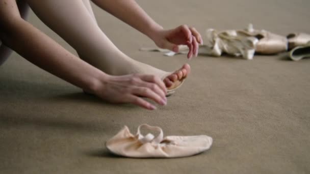 Belle Danseuse Ballet Assoit Sur Sol Près Pointe Studio Danse — Video