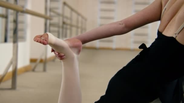 Ballerina Výcvikových Kombinézách Stojí Baletního Baru Tanečním Studiu Protahuje Nohu — Stock video