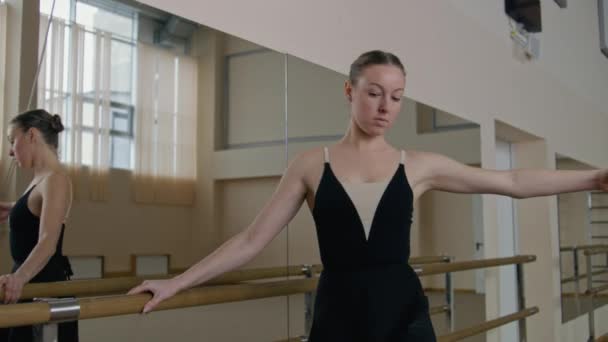 Kvinnlig Balettdansare Koreografi Repetition Dansstudio Med Speglar Vuxen Ballerina Träningsbody — Stockvideo