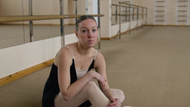 Trött Kvinnlig Balettdansare Efter Koreografi Repetition Ballerina Träningsbody Sitter Golvet — Stockvideo