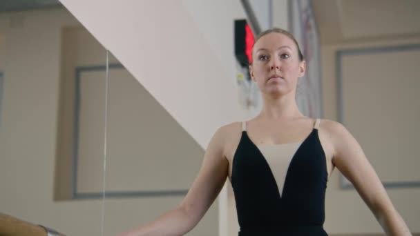 Graciös Vuxen Ballerina Träning Bodysuit Repeterar Nära Balett Barre Och — Stockvideo