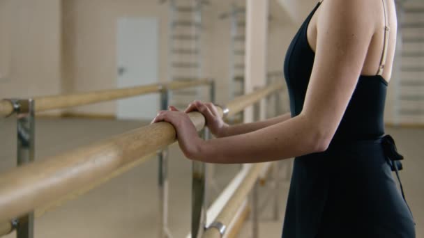 Balletttänzerin Bei Gymnastikübungen Ballerina Trainingsanzug Steht Neben Der Ballettstange Tanzstudio — Stockvideo