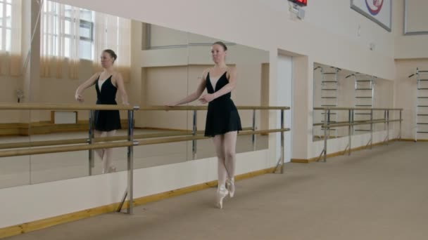 Ballerina Training Bodysuit Stands Tiptoe Front Ballet Barre Mirrors Dance — Stockvideo