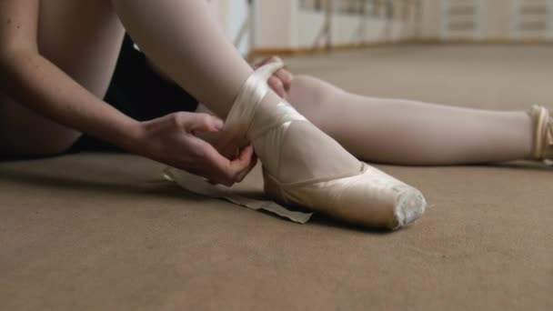 Close Shot Van Vrouwelijke Balletdanseres Die Haar Puntschoenen Uitdoet Stretching — Stockvideo