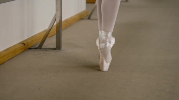 Bailarina Profissional Terno Treinamento Dançando Ponta Dos Pés Sapatos Pontiagudos — Vídeo de Stock