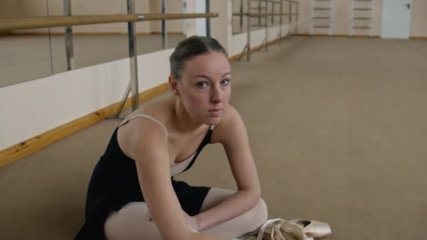 Trött Ballerina Träningsbody Sitter Golvet Efter Stretching Träning Dansstudio Tittar — Stockvideo