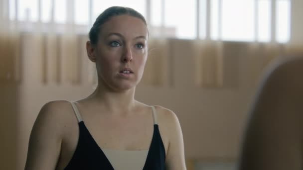 Inspirerad Kvinnlig Balettdansare Träningskläder Står Nära Balettbarren Dansstudion Och Ser — Stockvideo