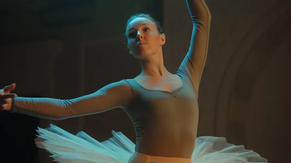 Cinematic Shot Pięknej Tancerki Klasycznego Baletu Białej Sukience Tutu Tańczącej — Zdjęcie stockowe