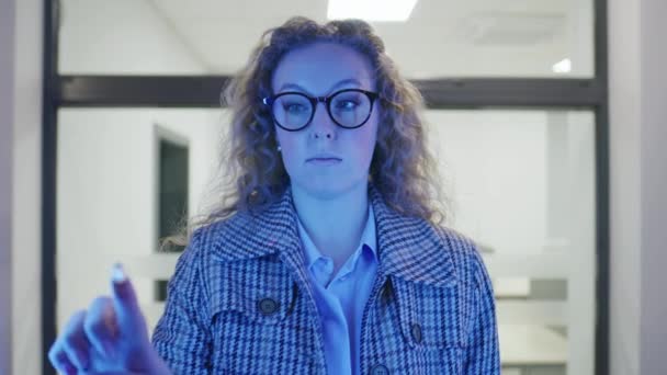 Kobieta Skanuje Twarz Biurze Dotyka Czujników System Bezpieczeństwa Identyfikuje Hologram — Wideo stockowe
