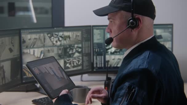 Bezpečnostní Operátor Ovládá Kamery Kanceláři Používá Digitální Tablet Počítače Mluví — Stock video