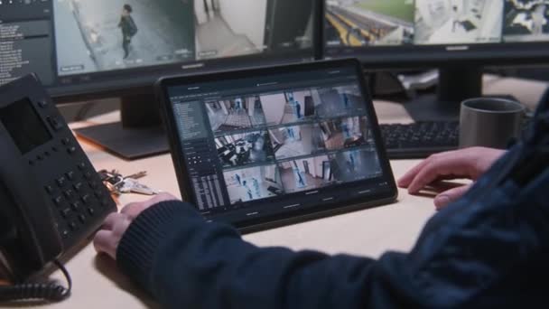 Operatorul Securitate Controlează Camerele Cctv Recunoaștere Feței Birou Utilizează Tabletă — Videoclip de stoc