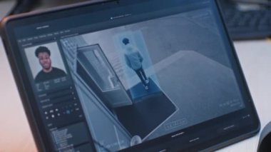İş yerindeki CCTV kameralarından dijital tablet bilgisayar ekranında gösterilen görüntüler. Yüz tanıma programı güvenlik kamerası görüntülerini gösteriyor. İzleme ve sosyal güvenlik