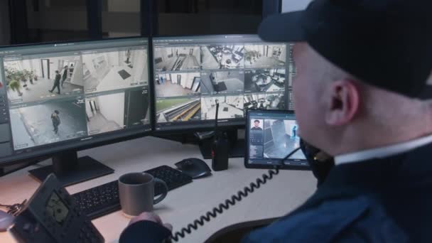 Oficer Ochrony Kontroluje Kamery Rozpoznawaniem Twarzy Biurze Używa Tabletu Cyfrowego — Wideo stockowe
