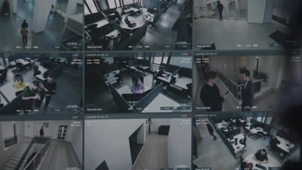 安全操作员控制商业办公室的闭路电视摄像头 使用带监控摄像头的数字平板电脑在屏幕上播放 高科技安全与面部识别 监测和社会安全 — 图库视频影像