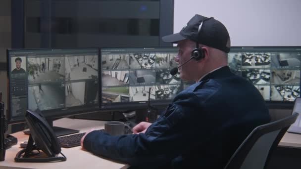 Beveiliging Operator Controleert Cctv Camera Kantoor Maakt Gebruik Van Digitale — Stockvideo