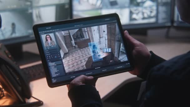Mężczyzna Ochroniarz Kontroluje Kamery Biurze Używa Tabletu Cyfrowego Komputerów Nagraniami — Wideo stockowe