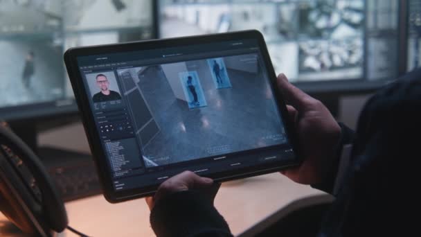 Мужчина Охранник Контролирует Камеры Видеонаблюдения Офисе Использует Цифровые Планшеты Компьютеры — стоковое видео