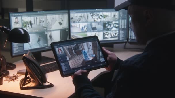 Operador Seguridad Controla Las Cámaras Cctv Oficina Utiliza Tabletas Digitales — Vídeos de Stock