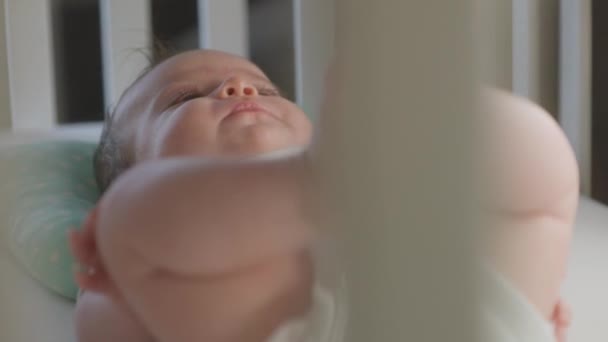 Κοντινό Πλάνο Του Αξιολάτρευτο Και Όμορφο Νεογέννητο Μωρό Που Βρίσκεται — Αρχείο Βίντεο