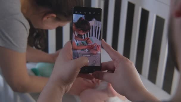 Pai Tira Uma Foto Vídeo Mãe Feliz Com Filha Recém — Vídeo de Stock