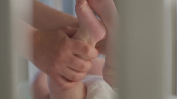 Primer Plano Padre Cariñoso Tocando Masajeando Piernas Recién Nacidas Pequeño — Vídeos de Stock