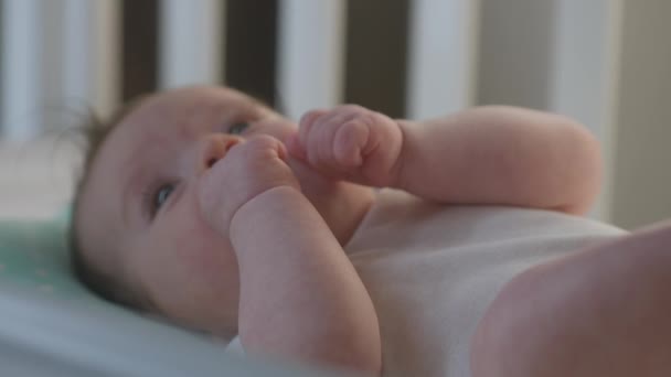 Primer Plano Pequeño Recién Nacido Caucásico Traje Cuerpo Encuentra Cuna — Vídeo de stock