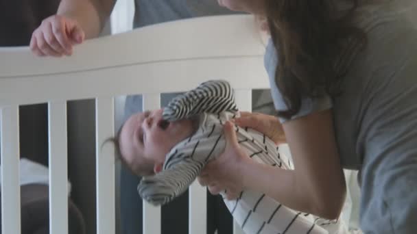 Primer Plano Dulce Hermoso Bebé Traje Cuerpo Acostado Cuna Madre — Vídeos de Stock