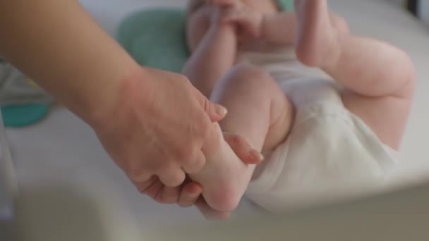Крупный План Заботливой Матери Трогающей Делающей Массаж Ног Новорожденного Маленький — стоковое видео